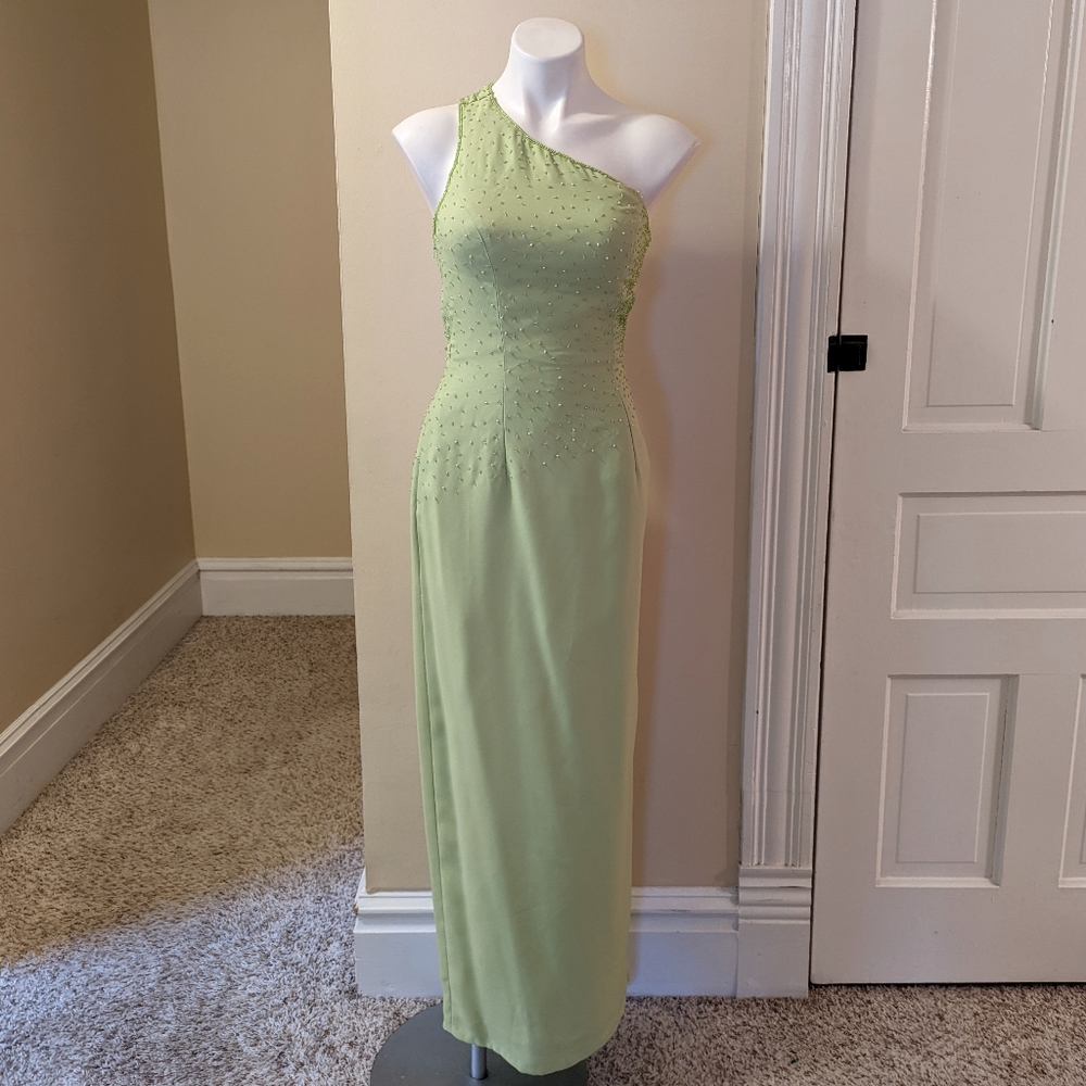 Je Matadi by Sean Mehta pale green beaded one shoulder cutout dress fits size 0